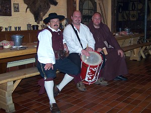 Miche, der Wirt und die mittelalterliche Musik- und Gauklergruppe